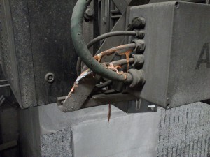 Ob der grossen Hitze verflüssigte sich der Polyurethan-Mantel des Signal-Anschlusskabels